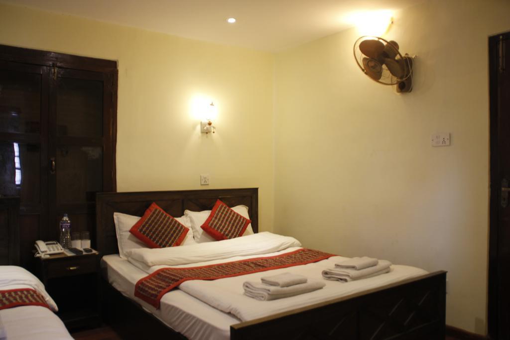 Hotel Peace N Park Kathmandu Esterno foto