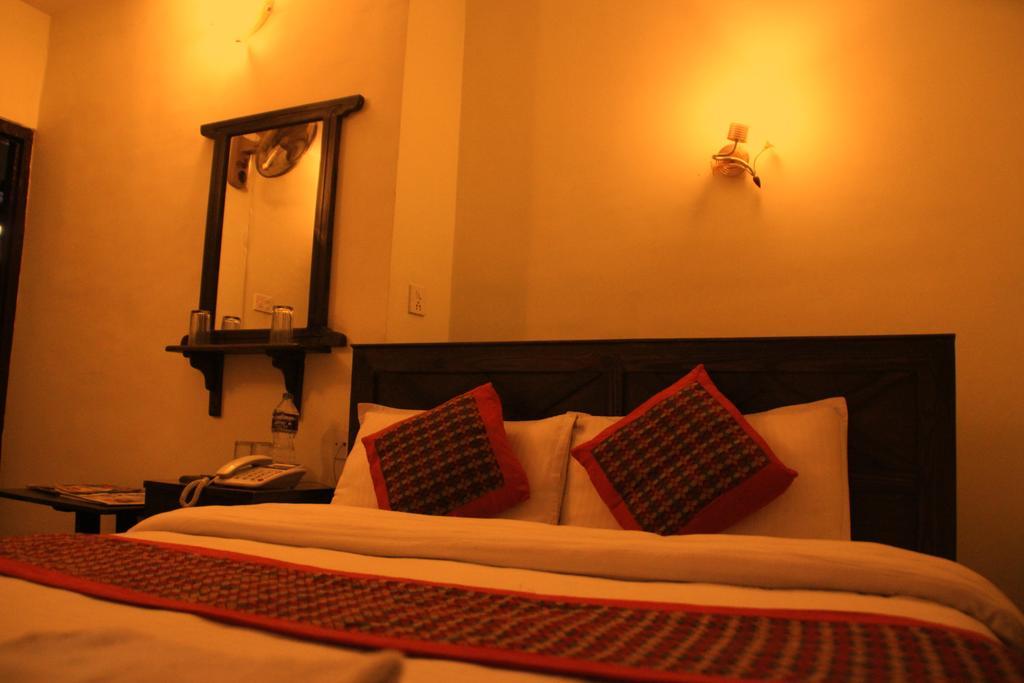 Hotel Peace N Park Kathmandu Esterno foto