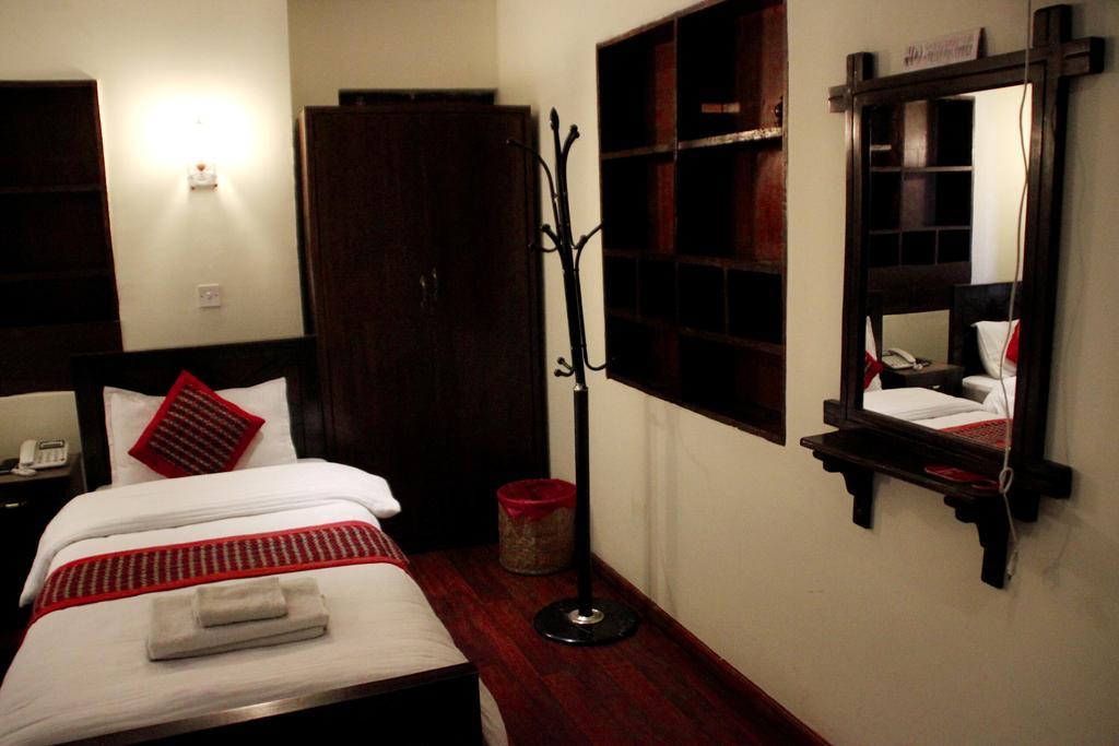 Hotel Peace N Park Kathmandu Esterno foto