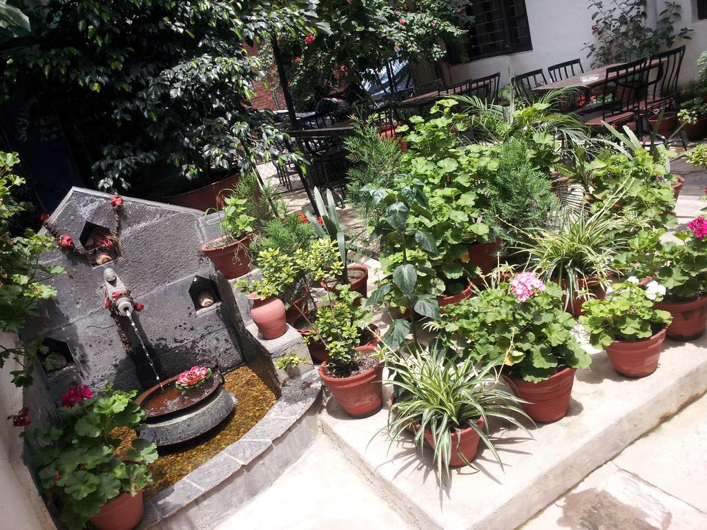 Hotel Peace N Park Kathmandu Esterno foto